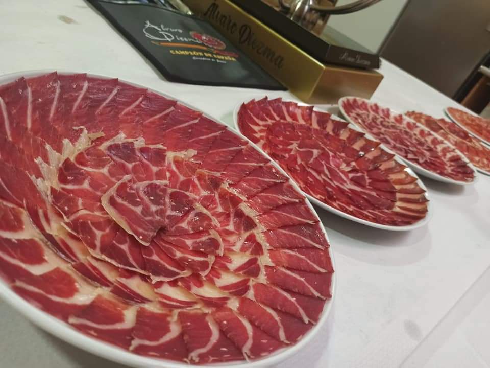 Plato de jamón ibérico recién cortado