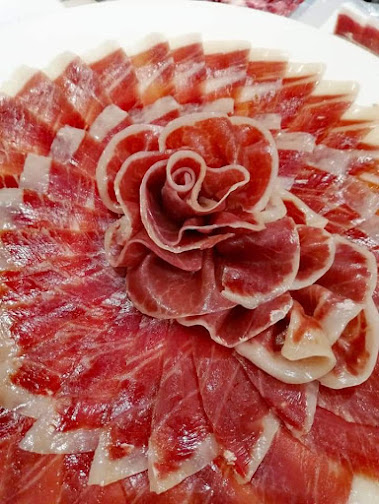 Corte de jamón en forma de rosa